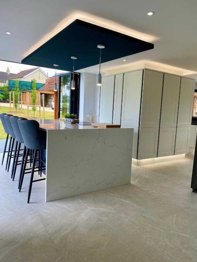 Stunning Modern Home Set In Beautiful Grounds. Bath Exterior foto