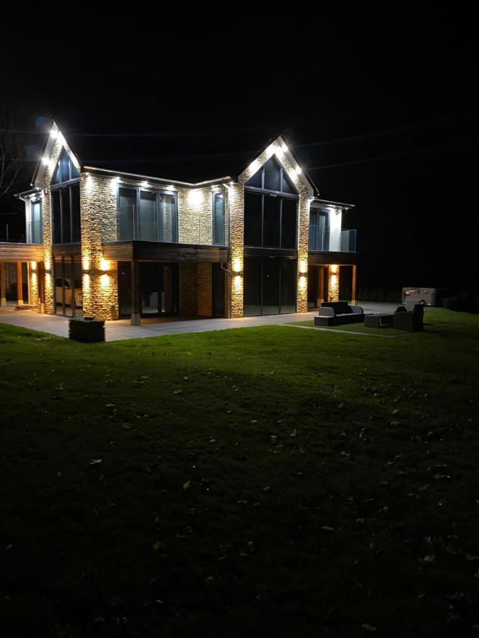 Stunning Modern Home Set In Beautiful Grounds. Bath Exterior foto